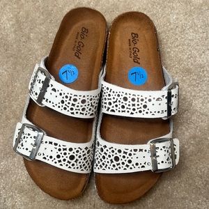 Bio Gold size 7.5 slides, beautiful detailing.  Made in Italy.